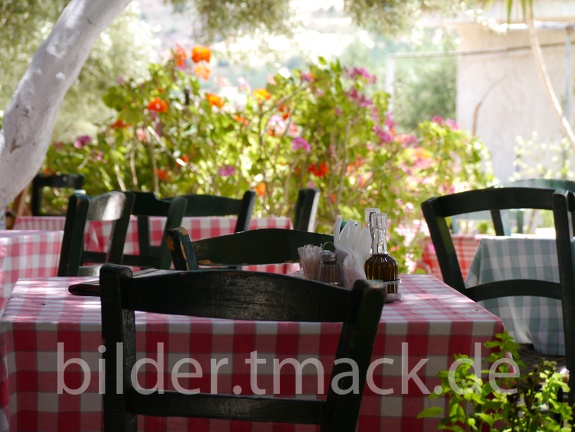 Tisch mit Bokeh-Blumen