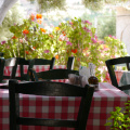 Tisch mit Bokeh-Blumen